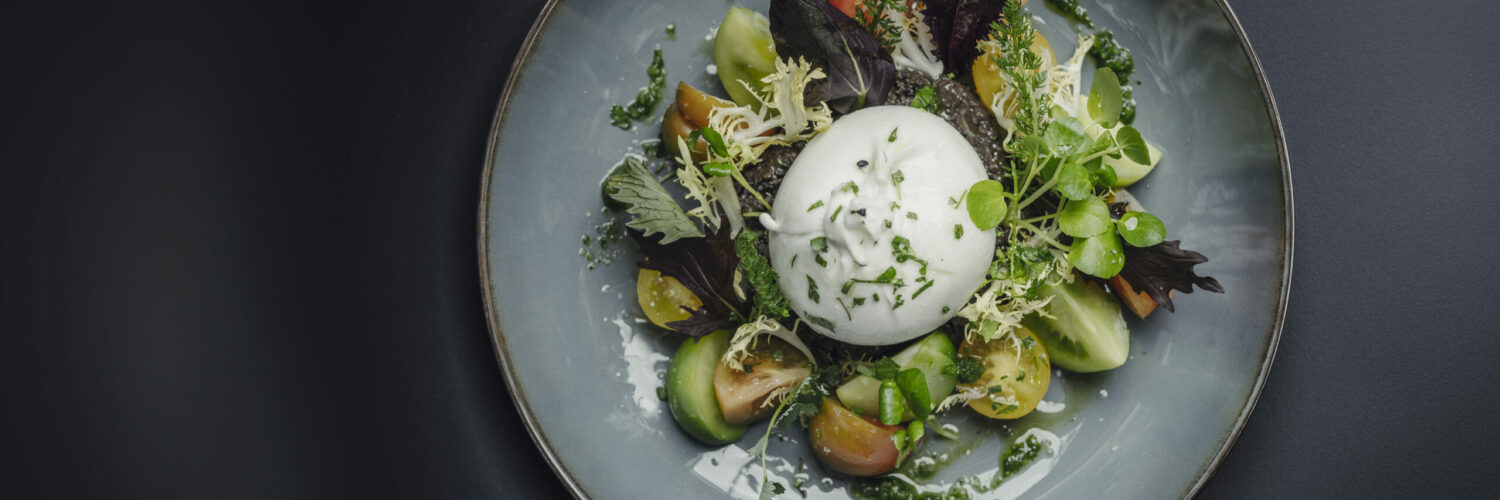 Bunter Tomaten Salat mit Burrata,Kräutersalz und Basilikumpesto 
Kulinarik 
Job Jobs 
Koch Küche 
Handwerkskunst