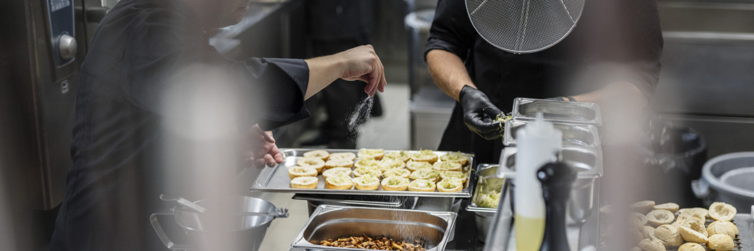 Bunter Tomaten Salat mit Burrata,Kräutersalz und Basilikumpesto 
Kulinarik 
Job Jobs 
Koch Küche 
Handwerkskunst