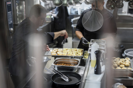 Bunter Tomaten Salat mit Burrata,Kräutersalz und Basilikumpesto 
Kulinarik 
Job Jobs 
Koch Küche 
Handwerkskunst